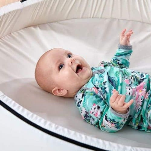 Baby ligger i en Sort Sansegynge med et hvidt telt