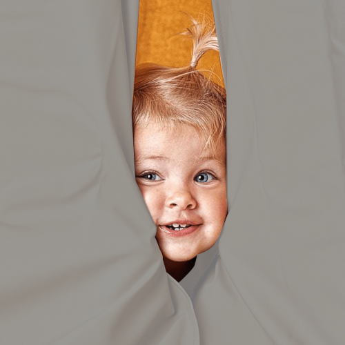 Grå Sansegynge telt med et barn der kigger ud fra teltet
