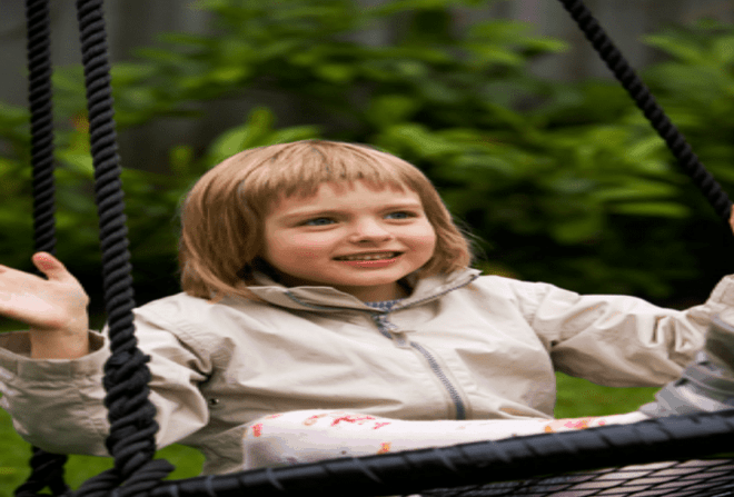 Pige på en udendørs Sansegynge